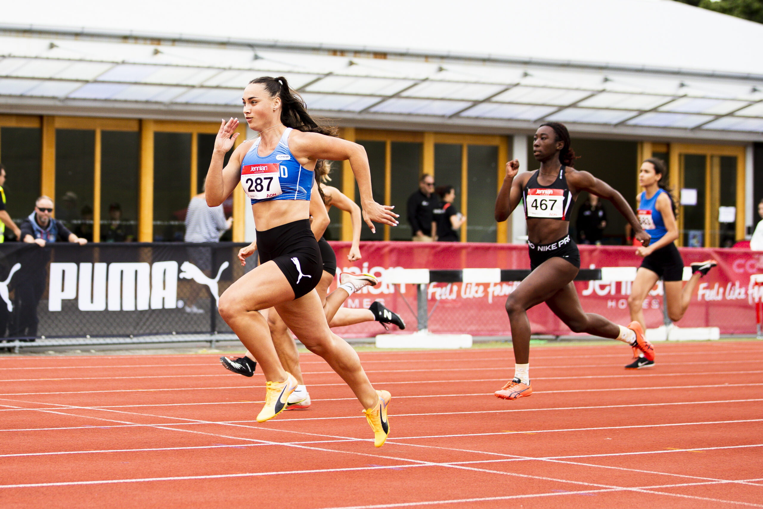 相比之下 相比之下